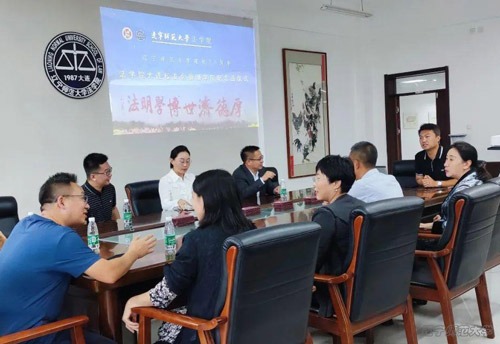 “七十今回首，筑梦法苑人” ——法学院大连员工会捐赠学院纪念品仪式